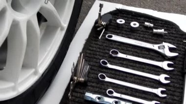 Ekipman araba jantları araba tekerlek üzerinde atölye yakınındaki montaj için ayarla 