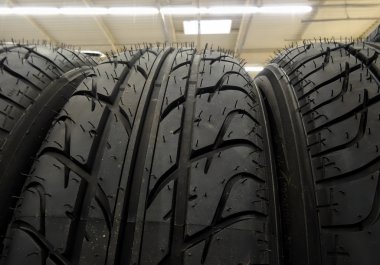 Araç parçaları mağazası. Blok ve yiv ayrıntılı yeni lastik üzerinde yürümek