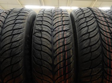 Simetrik yaz lastik lastik dükkanında vitrinde 
