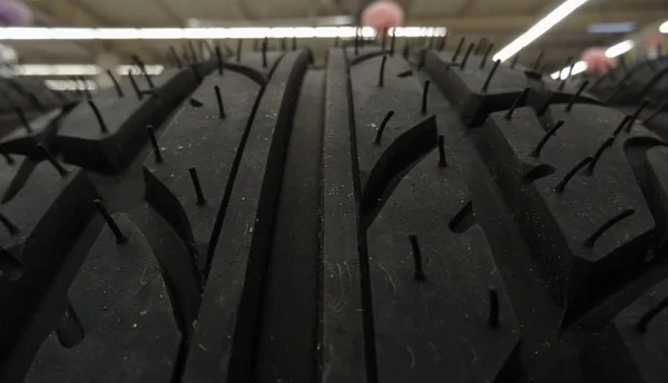 Treads e sipes do pneu novo na prateleira na loja de peças de carro — Fotografia de Stock