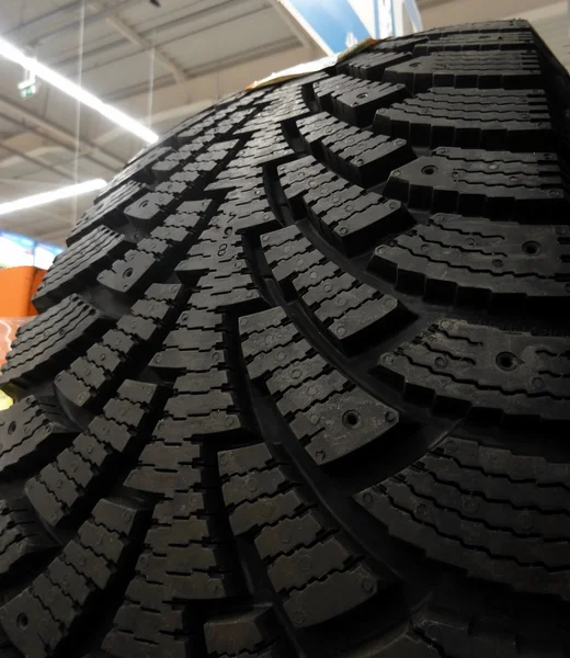 Běhouny a sipes studless pneumatiky na polici na auto díly shop — Stock fotografie