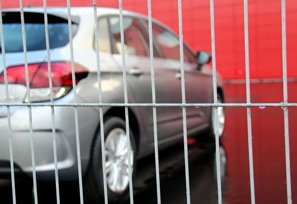 セキュリティ フェンス裏に制限された駐車場に車 — ストック写真