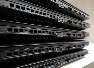 Bilgisayar bağlantısı. Dizüstü bilgisayarlar katlanmış yığın yuva panel