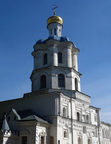 Velha capela cristã sobre o céu azul — Fotografia de Stock