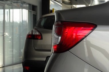 Bayilik mağaza Haritayı odada sergilenen yeni araçların