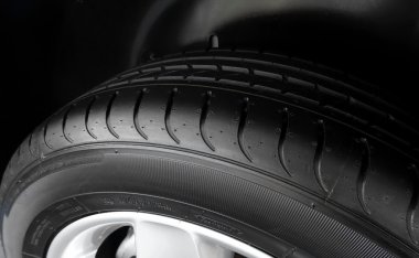 Araç parçaları mağazası. Blok ve yiv ayrıntılı yeni lastik üzerinde yürümek