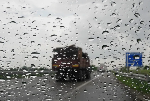 A autó szélvédő az autópályán a feltételek eső csepp — Stock Fotó