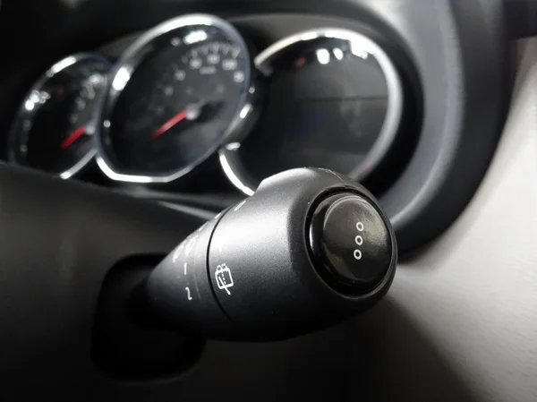 Ruitenwisser schakelaar close-up shot met zachte focus op dashboard in auto-interieur — Stockfoto