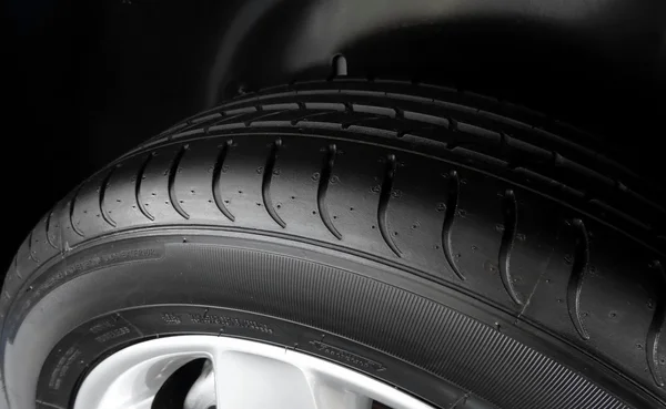 Araç parçaları mağazası. Blok ve yiv ayrıntılı yeni lastik üzerinde yürümek