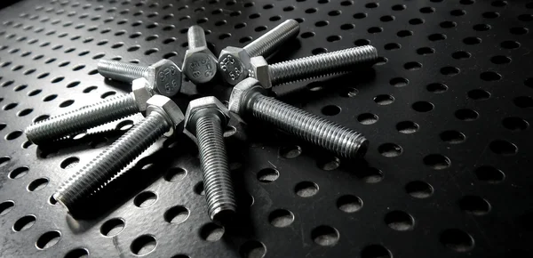 Delikli demir kağıda yuvarlak formda çelik altıgen başlı cıvata 