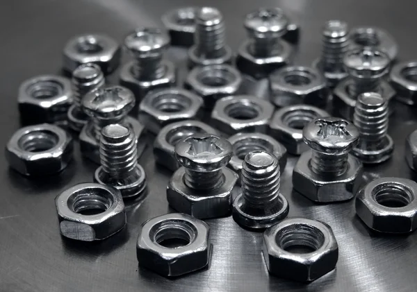 Dişli bağlantı. Alüminyum yüzey makro çekim üzerinde somunlar