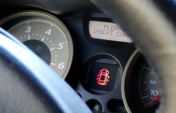 Ανοιχτή πόρτα σύμβολο μεταξύ ταχύμετρο και στροφόμετρο μέσα σε αυτοκίνητο — Φωτογραφία Αρχείου