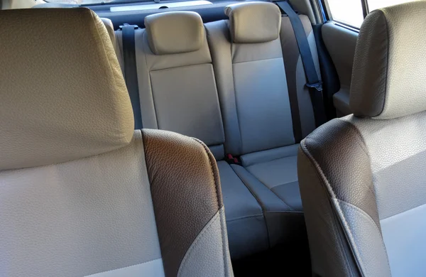 Achterste zitplaatsen hoofdsteunen en zijdelingse steun op de voorstoelen in auto — Stockfoto