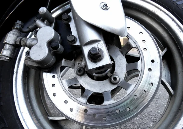 Rotor de freio usado e placa de suporte na motocicleta — Fotografia de Stock