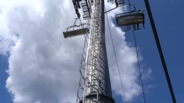 Kablo yolu ayağı, halatlar ve koltuk mountain Resort yaz saati stok video at