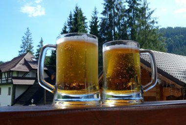 İki tane taslak bira n bira Courtyard ahşap Resepsiyon
