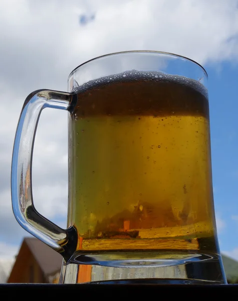 Copo de cerveja na mesa de madeira no pátio da cervejaria privada — Fotografia de Stock