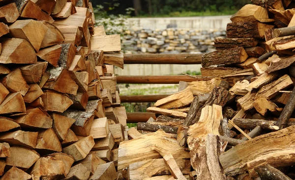 Trä stapling metod. Ved högar på landsbygden stock bild — Stockfoto