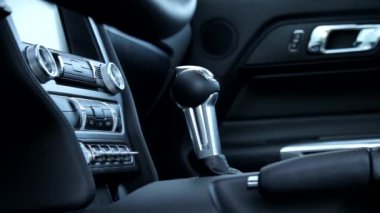 Panoramik yakın çekim ve kamera çekim otomatik vites kutusunu shift topuzu spor arabanın içinden demiryolu