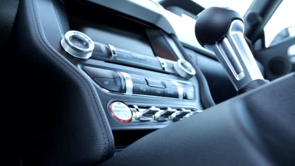 Prise de vue panoramique sur rail du bouton automatique de changement de boîte de vitesses à l'intérieur de la voiture de sport — Video