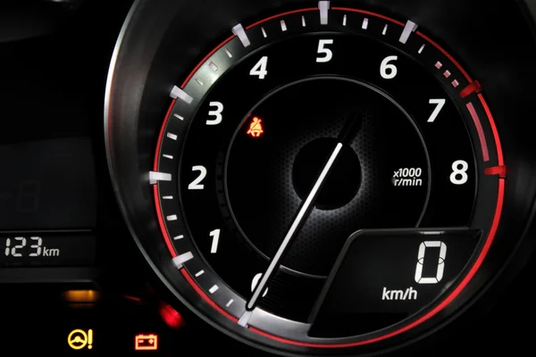 Тахометр, що показує нульові обертання за хвилину на приладовій панелі автомобіля — стокове фото