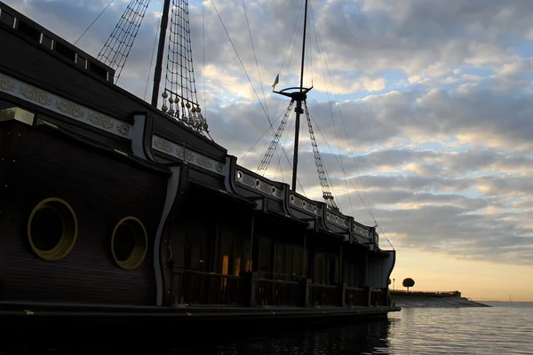 Две совершенные исторические деревянные лодки пришвартованы на изображении морского причала — стоковое фото