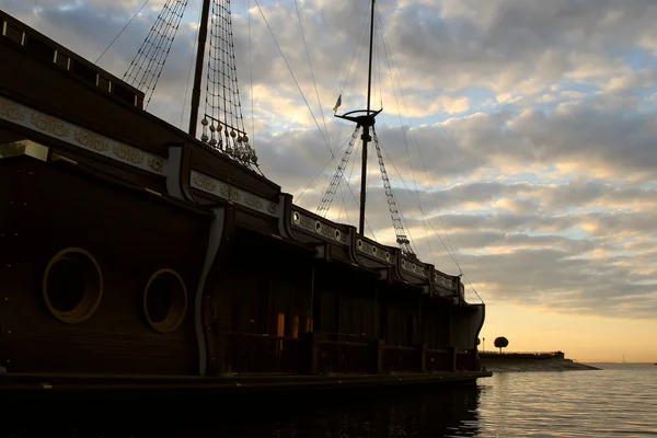 Два освоенных исторических корабля Галеона пришвартованы на причале. — стоковое фото