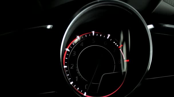 Εκκίνηση κινητήρα βελόνα ένδειξης στον σύγχρονο ταμπλό με φωτισμό στο εσωτερικό του αυτοκινήτου του μαγνητοταινίες — Αρχείο Βίντεο