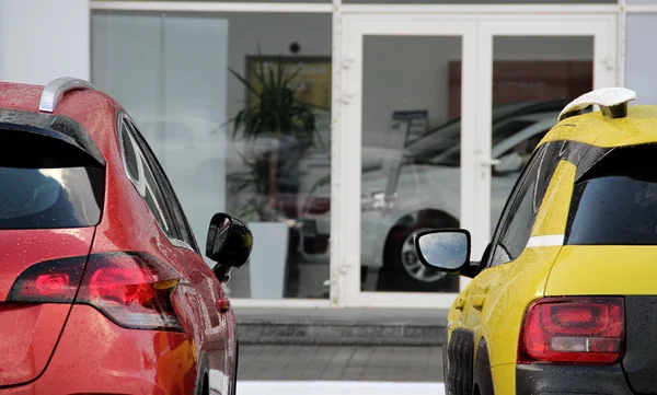 Araba Kiralık Ofis stok fotoğraf yakınındaki renkli Kiralık Araç