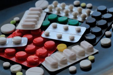 Blister paketleri ve ayrı makro çekim renkli Tablet 