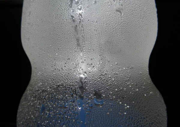 Zimna woda gazowana w butelce z kondensacją krople — Zdjęcie stockowe