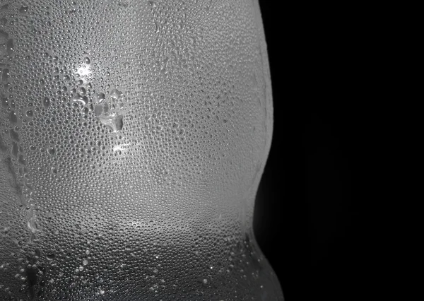 Холодна содова вода в пляшці з конденсацією падає стокове зображення — стокове фото