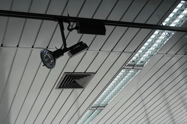 Holofotes pista controlada e iluminação plafond no teto no estúdio de fotografia — Fotografia de Stock