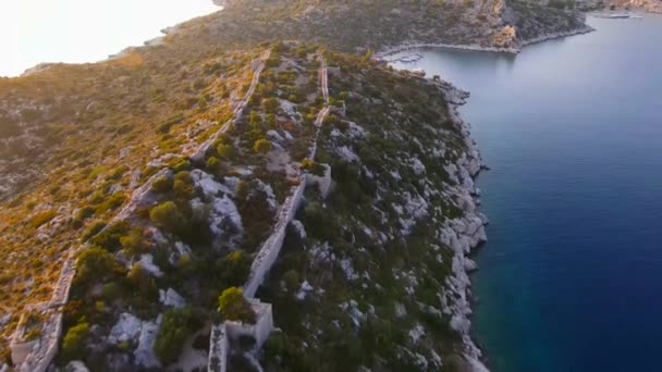 トルコ海岸線のヘリニズム要塞遺跡の4K空中ビデオ — ストック動画