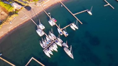 Sea Bay 4K Klibinde Rıhtıma Bağlı Yelkenli Yatlar