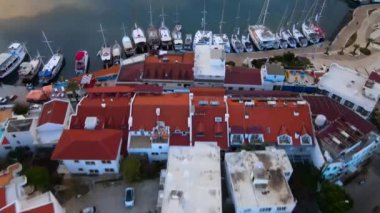 Şehir Koyu 'na yanaşan yelkenli teknelerinin 4K videosu. 