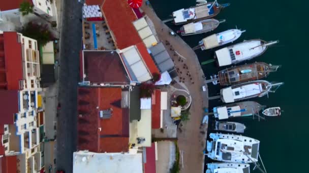 Ιστιοφόρα Anchored City Embankment Top View — Αρχείο Βίντεο