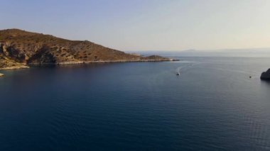 Sailing Yachts 'ın Körfeze girişinin 4K videosu. 