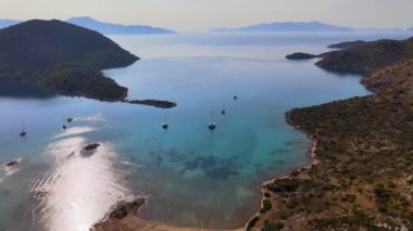 Yelkenli teknelerinin kuş POV 'u Sea Bay 4K Video' da Kal 