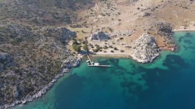 4K 'da Sea Bay Havalimanı' ndaki Sakin Su Üzerinde Yelkenli Tekneler 'de Uçun.