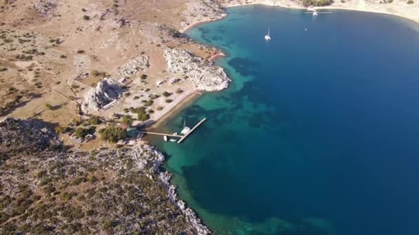 Çapalı Yelkenli Güzel Deniz Koyu Hava Videosu — Stok video