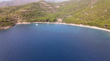 4K 'da, sakin bir kıyı şeridinde, Katamaran Denizi' ndeki Kuş POV 'u 