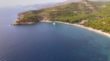 Sakin Deniz Koyu Kuşbakışı Görünümlü Katamaran 4K Videosu