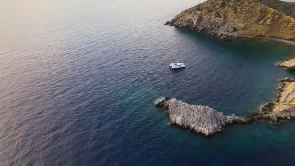 Aerial Wideo Katamaran Żagiel Zatoce Rocky — Wideo stockowe