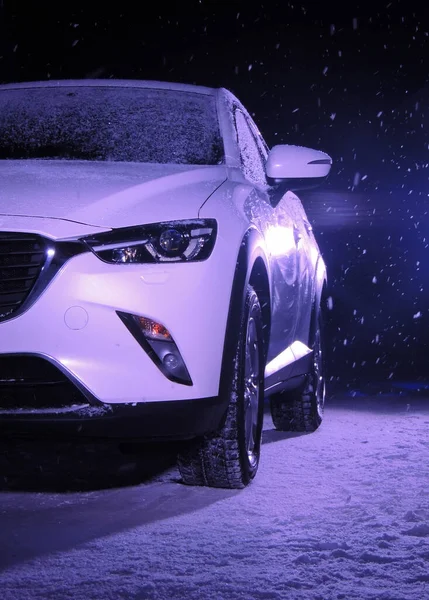 Samochód Wyłączonym Reflektorem Zimowej Drodze Nocy — Zdjęcie stockowe