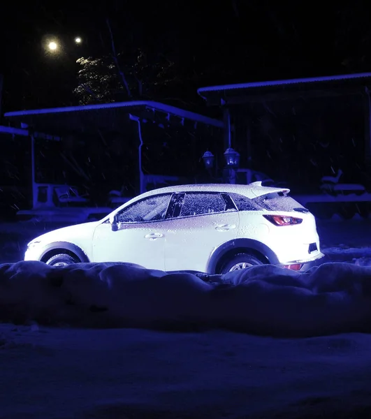 Auto Bleibt Der Winternacht Auf Verschneiter Straße Liegen — Stockfoto