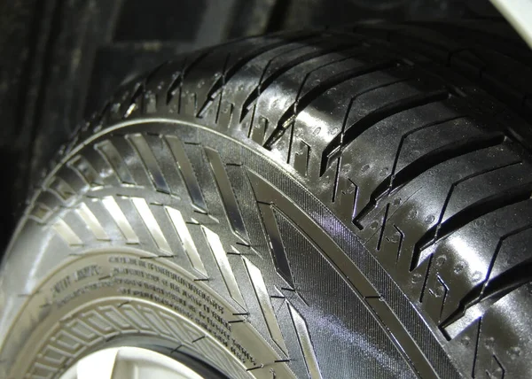 액체를 처리하는 자동차 타이어의 — 스톡 사진