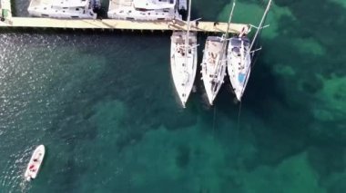 Yelkenli Yatlar Küçük Marina 4K Hava Videosunda 