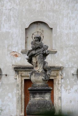 Nimbus ile Tanrı 'nın Annesi' nin Hasarlı Anıtı