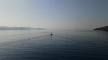 Aynı Yelkensiz Yatlar Körfezden Açık Denize Gidiyor